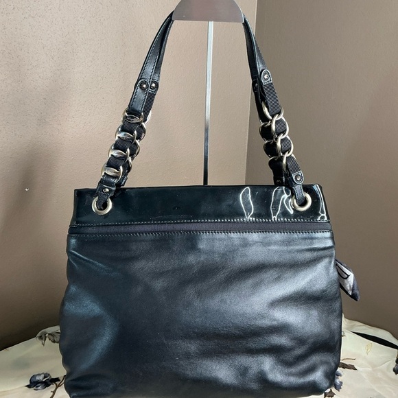 Elegant Ferragamo Black Shoulder Bag with Silver Chain Handles. - Picture 10 of 14